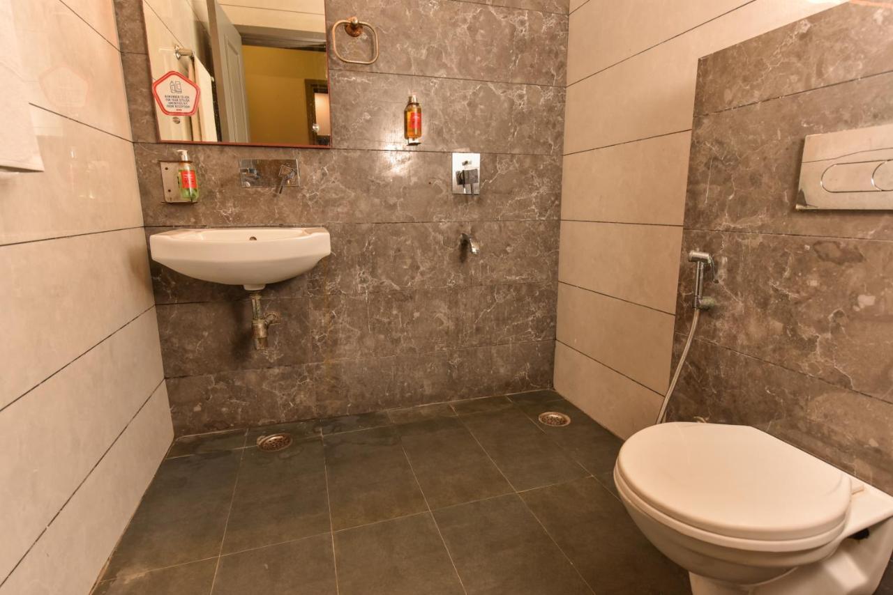 Hotel Red Saffron Нью-Дели Экстерьер фото